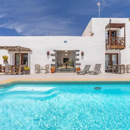 Rincon Botanico - Shared Pool - Island Location - 10 Mins Drive To Famara And La Santa Apartment *